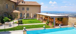 科尔托纳Monastero Di Cortona Hotel & Spa的一座带游泳池和房子的别墅
