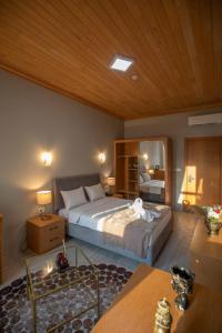 伊斯坦布尔TAXIM 34 Hotel İstanbul的一间卧室设有一张大床和木制天花板