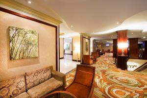基加利基加利塞雷纳酒店 的酒店大堂设有沙发和客厅