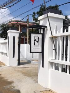Vinh HoaThanh Tuan Motel的白色房子边的标志