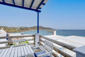 瓦里ENDLESS BLUE from Syros - Fabrika Resort的阳台配有两把白色椅子,享有海景。