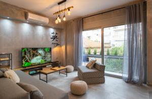 纳弗帕克托斯Lepanto Luxury Apartments FF的带沙发和电视的客厅