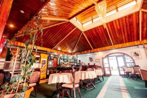 亚的斯亚贝巴Ras Amba Hotel的餐厅设有桌椅和木制天花板。