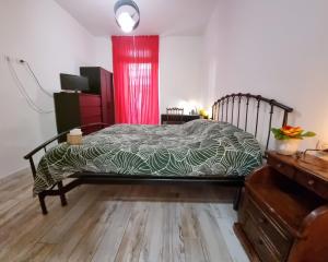 佛罗伦萨Kos的一间卧室配有床和红色窗帘
