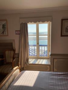 勒克罗图瓦Hôtel MADO的一间卧室设有海景窗户