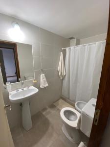 图努扬Departamento 2 habitaciones planta baja Hasta 4 huéspedes的浴室配有白色卫生间和盥洗盆。