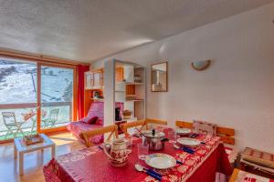 维拉伦贝特Orion 1416的客厅配有一张桌子和红色桌布