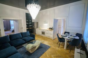 凯尔采Prestige Apartment Rynek Kielce的客厅配有蓝色的沙发和桌子