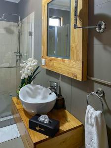 利隆圭Bamboo Boutique Hotel的一间带碗水槽和镜子的浴室