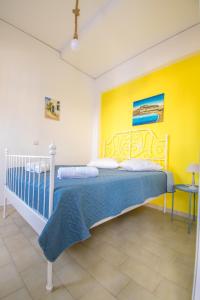 伊利索斯CHAMBRE JAUNE的一间卧室设有一张床和黄色的墙壁