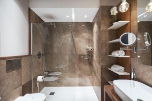 巴勒莫Residenze Chamur- Grattacielo的带淋浴、卫生间和盥洗盆的浴室