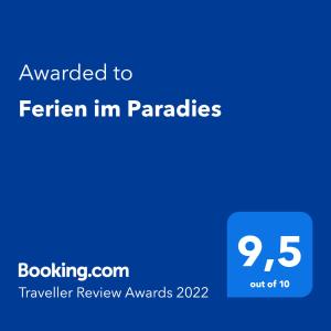 BrienzwilerFerien im Paradies的蓝色的屏幕,上面的文本在游行中被授予羽毛
