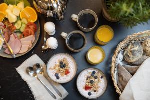 斯德哥尔摩瑟德酒店的餐桌,盘子上放着食物和水果碗