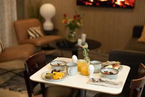斯德哥尔摩瑟德酒店的客厅里一张带食物盘的桌子