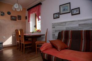 洛克维Apartman Žagar的带沙发和餐桌的客厅