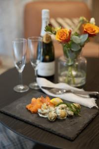 斯德哥尔摩瑟德酒店的一张桌子,上面放着一盘食物和一瓶葡萄酒