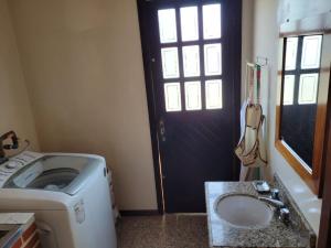 南卡希亚斯Espaço Doméstico的一间带洗衣机和门的浴室