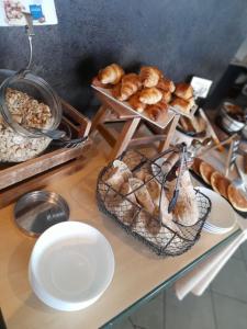Valence-dʼAgenle tout va bien的柜台,提供各种面包和糕点