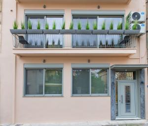 纳弗帕克托斯Lepanto Luxury Apartments GF的一座建筑,阳台上种植了植物