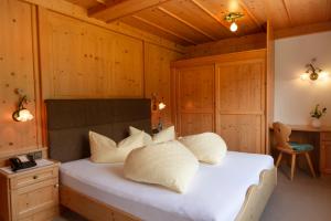 希帕赫美思戈尔维尔特宾馆的卧室配有白色的木墙床
