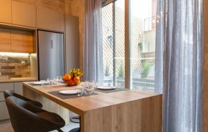 纳弗帕克托斯Lepanto Luxury Apartments GF的厨房配有桌子和大窗户