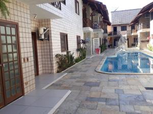 圣塞巴斯蒂安Flat Juquehy, 2 quartos, piscina e ar condicionado的庭院中带游泳池的房子