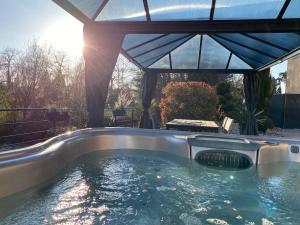 昂西桑Les Rives des Habsbourg的后院的热水浴池,带凉棚