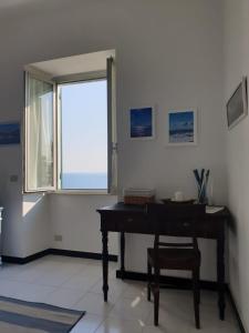索里Oltre Mare的窗户和椅子的房间里一架钢琴