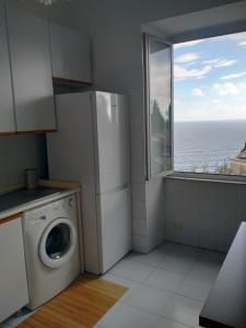 索里Oltre Mare的厨房配有洗衣机和窗户。