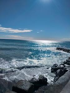 索里Oltre Mare的享有海洋和岩石及水景