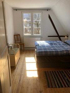 布莱特瑙Ravenna Lodge的一间卧室设有一张床和一个窗口