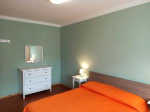 切齐纳码头Casa Prati的一间卧室配有橙色的床和镜子
