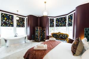 佩特利布里奇Nydsley Hall by Maison Parfaite - 4 Luxury Apartments - 2 with Hot Tubs的卧室配有床、浴缸和窗户。