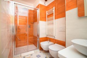 圣安吉洛Casale Guarracino的带淋浴、卫生间和盥洗盆的浴室