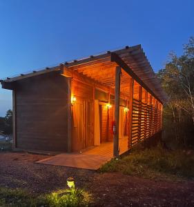 沃特金斯格伦Naturluxe & Stars的黄昏时带木甲板的小小屋