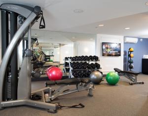 国会山套房酒店的健身中心和/或健身设施