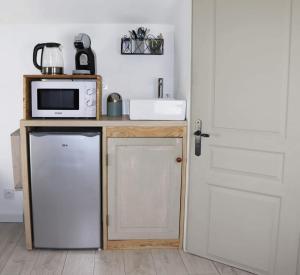 Penne-dʼAgenaisLa Cabane的厨房配有微波炉和冰箱。