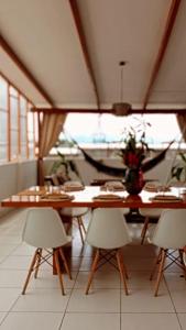 塔拉波托Piccolo Bed & Breakfast的一间带桌椅和船只的用餐室