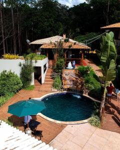 巴朗德科凯斯Estância Peti的院子里带遮阳伞的游泳池