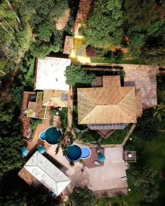 巴朗德科凯斯Estância Peti的享有带天井和遮阳伞的度假屋的顶部景致