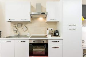 巴勒莫CATHEDRAL APARTMENT的厨房配有白色橱柜和水槽