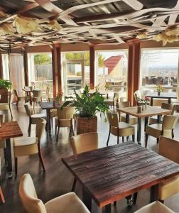 德累斯顿伯格维尔特沙夫特怀尔德曼酒店和餐厅的餐厅设有桌椅和窗户。