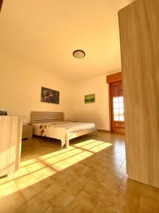 丽都玛里尼Appartamento "L'Ulivo" a Lido Marini的卧室中间设有一张床