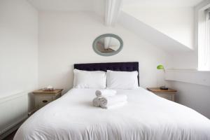 贝尔法斯特Fabulous Penthouse, Brilliant Location, Sleeps 6!的一张白色的床,上面有泰迪熊