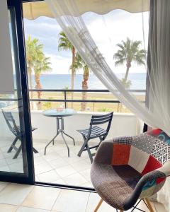 拉纳卡克拉萨斯海滩公寓的一个带桌椅的海景阳台