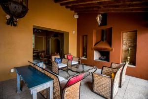 圣米格尔-德阿连德Villas Casa de Aves的庭院设有桌椅和壁炉。