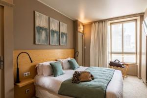 欧里亚克波尔多贝斯特韦斯特大酒店的一间卧室配有一张带绿毯的大床