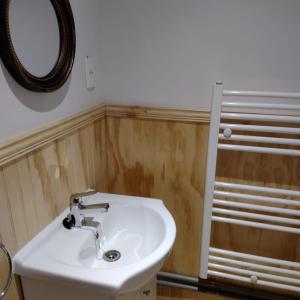 蓬塔阿雷纳斯Departamentos Kitkaika的浴室设有白色水槽和镜子