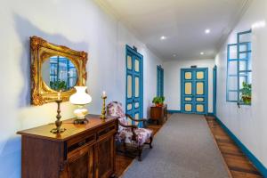 昆卡公园酒店及套房的走廊设有蓝色和白色的墙壁和镜子