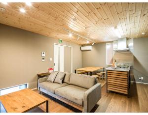 松江市Rakuten STAY HOUSE x WILL STYLE Matsue 103的带沙发的客厅和厨房
